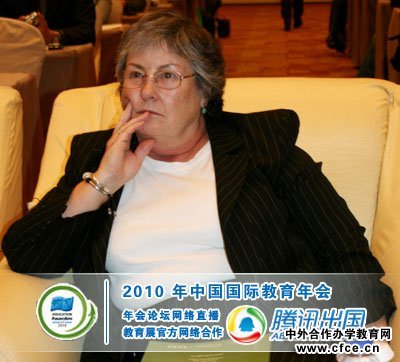 英国特色学校联合会首席执行官伊丽莎白发言
