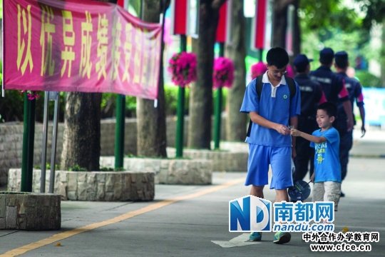 <p> 7日,高考语文考试结束,一名考生走出考场。南都记者 霍健斌 摄</p>